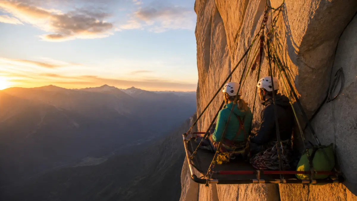 Dormir suspendu dans les Alpes : une nuit à flanc de falaise